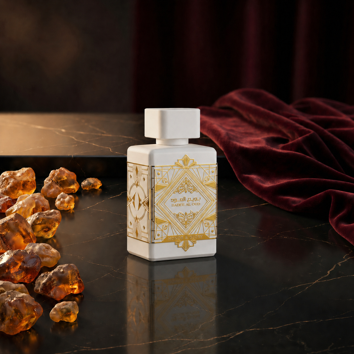 Badee Al Oud Honor & Glory — flacon de parfum sur fond Oriental Ambré