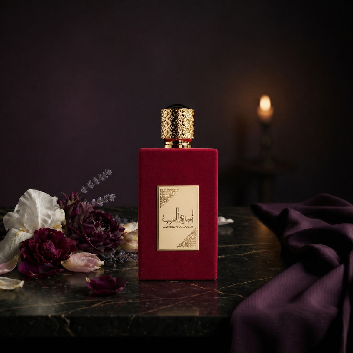 Ameerat Al Arab — flacon de parfum sur fond Floral Poudré