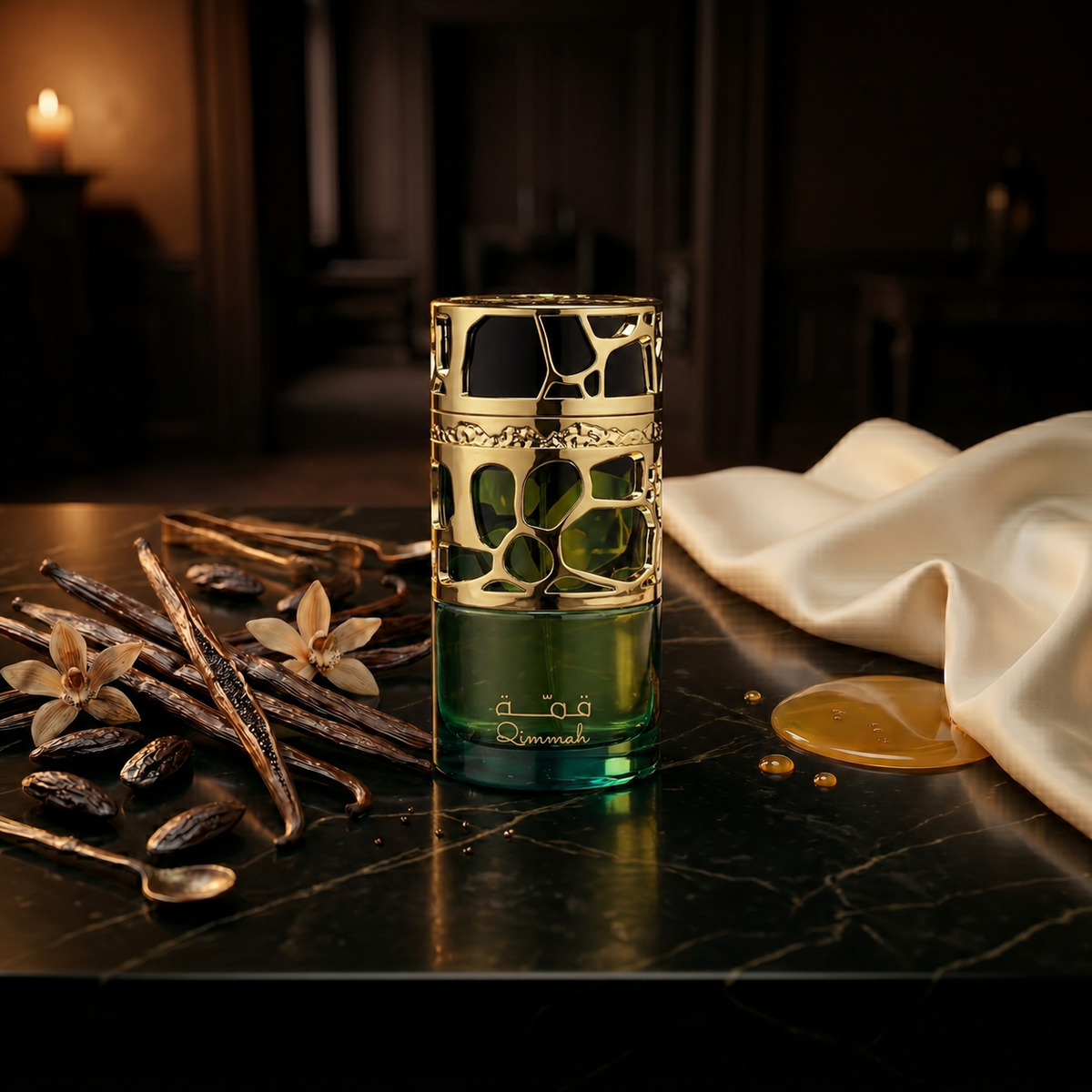 Qimmah For Women — flacon de parfum sur fond Gourmand