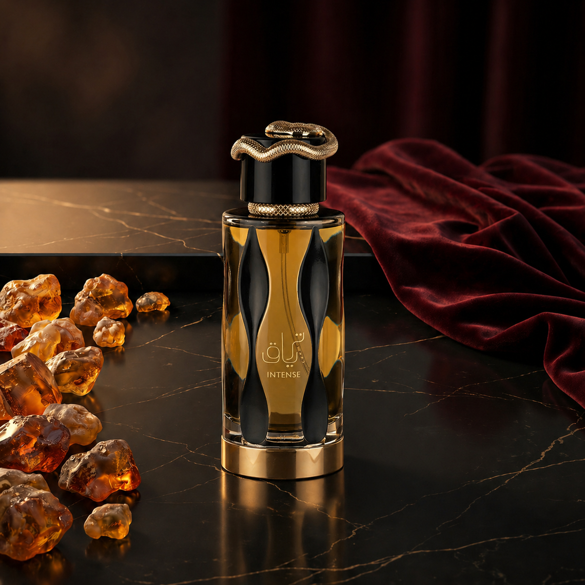 Teriaq Intense — flacon de parfum sur fond Oriental Ambré