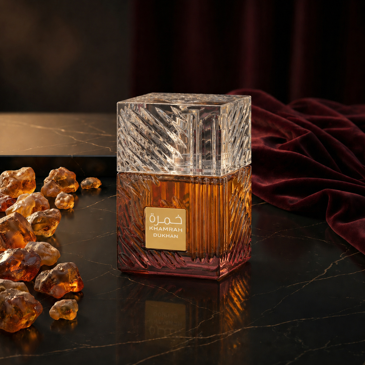 Khamrah Dukhan — flacon de parfum sur fond Oriental Ambré