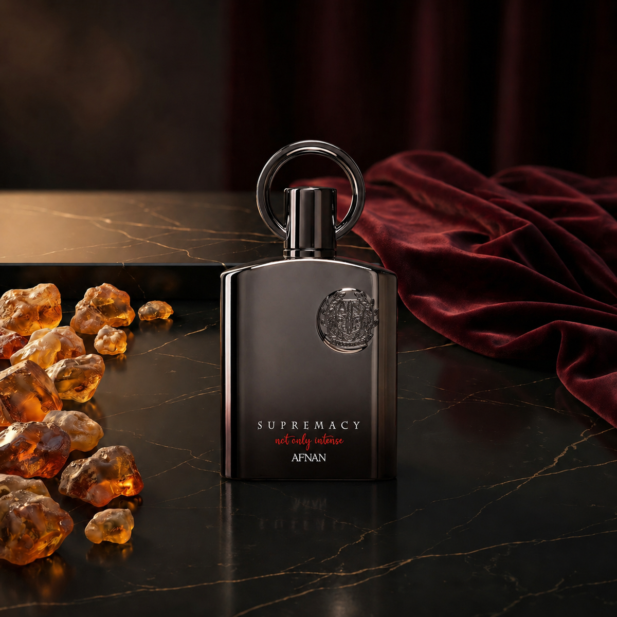 Supremacy Not Only Intense — flacon de parfum sur fond Oriental Ambré