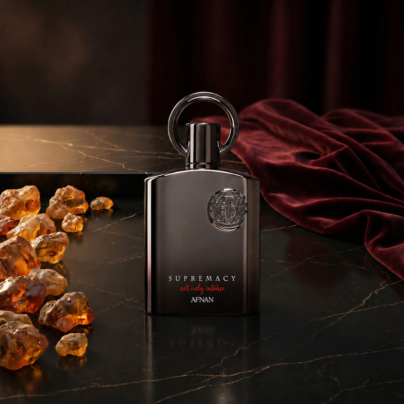 Supremacy Not Only Intense — flacon de parfum sur fond Oriental Ambré