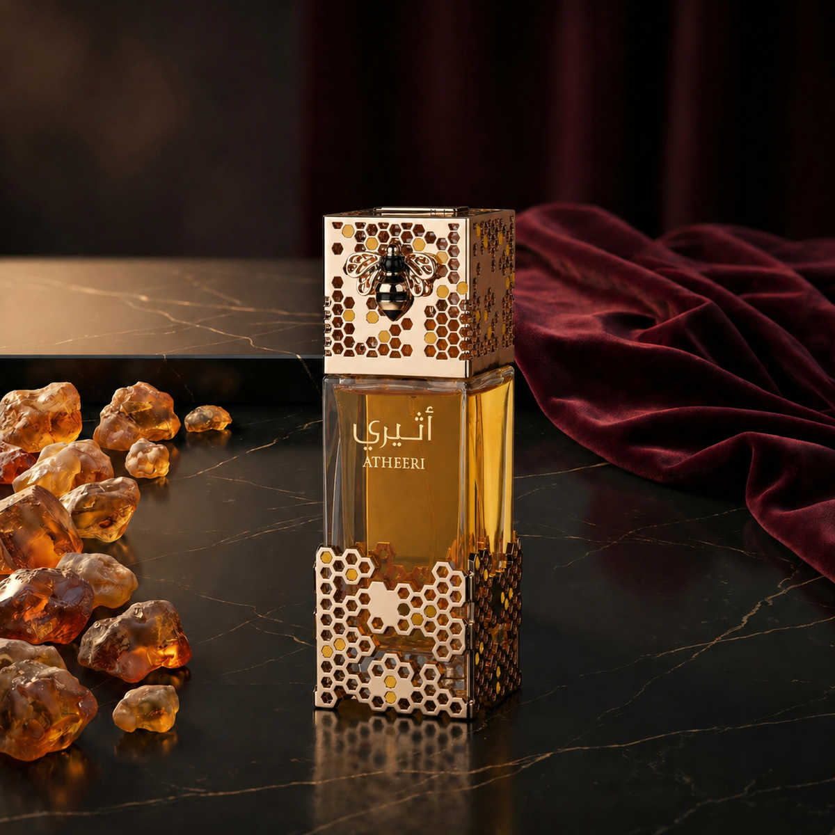 Atheeri — flacon de parfum sur fond Oriental Ambré