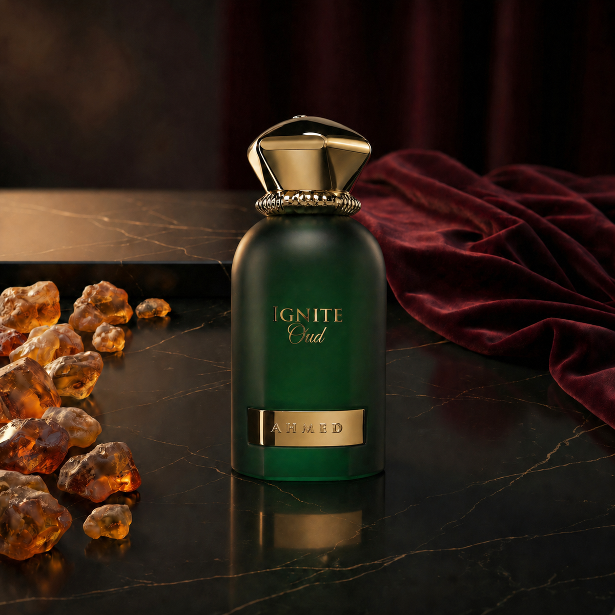 Ignite Oud — flacon de parfum sur fond Oriental Ambré