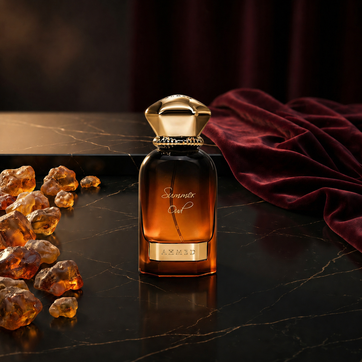 Summer Oud — flacon de parfum sur fond Oriental Ambré