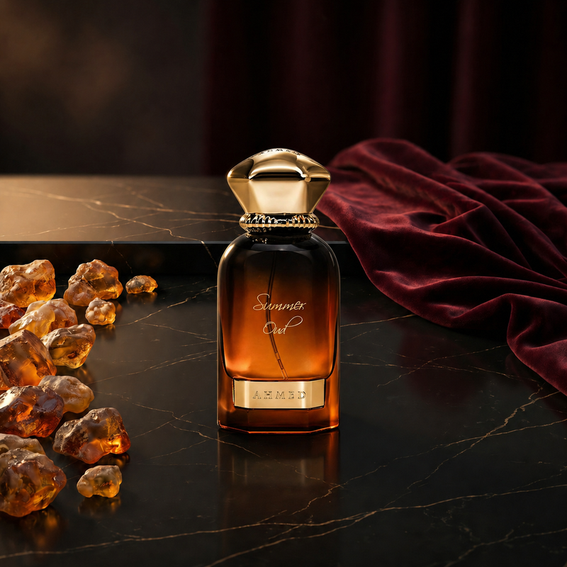 Summer Oud — flacon de parfum sur fond Oriental Ambré
