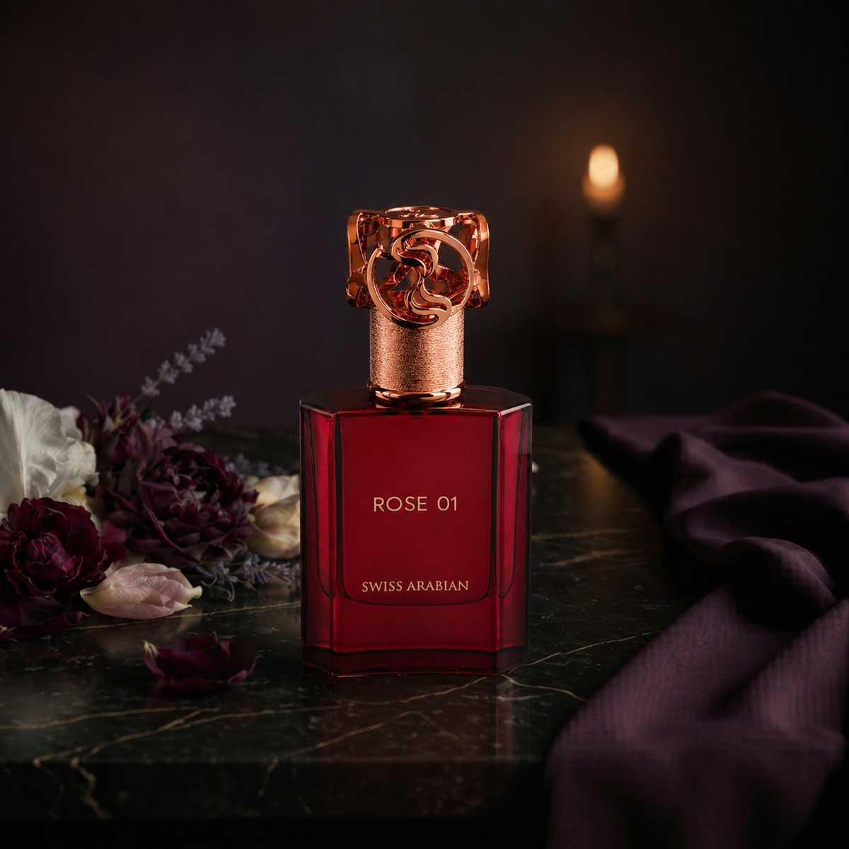 Rose 01 — flacon de parfum sur fond Floral Poudré