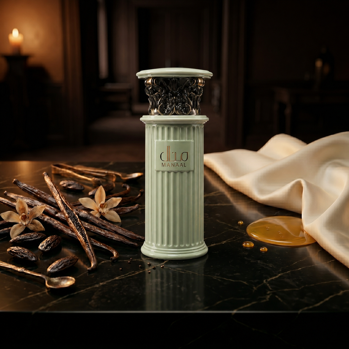 Manaal — flacon de parfum sur fond Gourmand