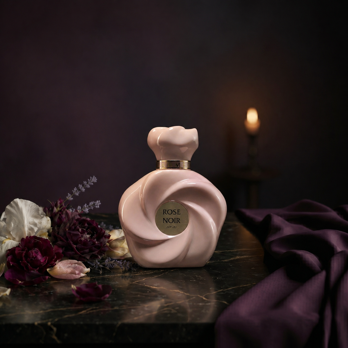 Rose Noir — flacon de parfum sur fond Floral Poudré