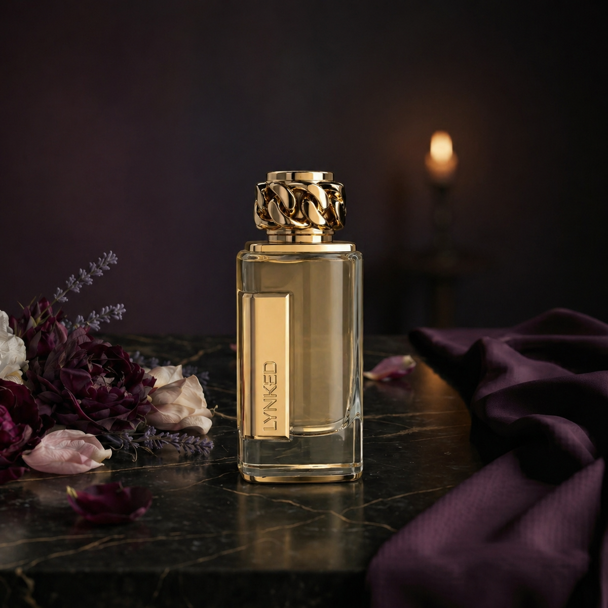 Lynked Forever — flacon de parfum sur fond Floral Poudré