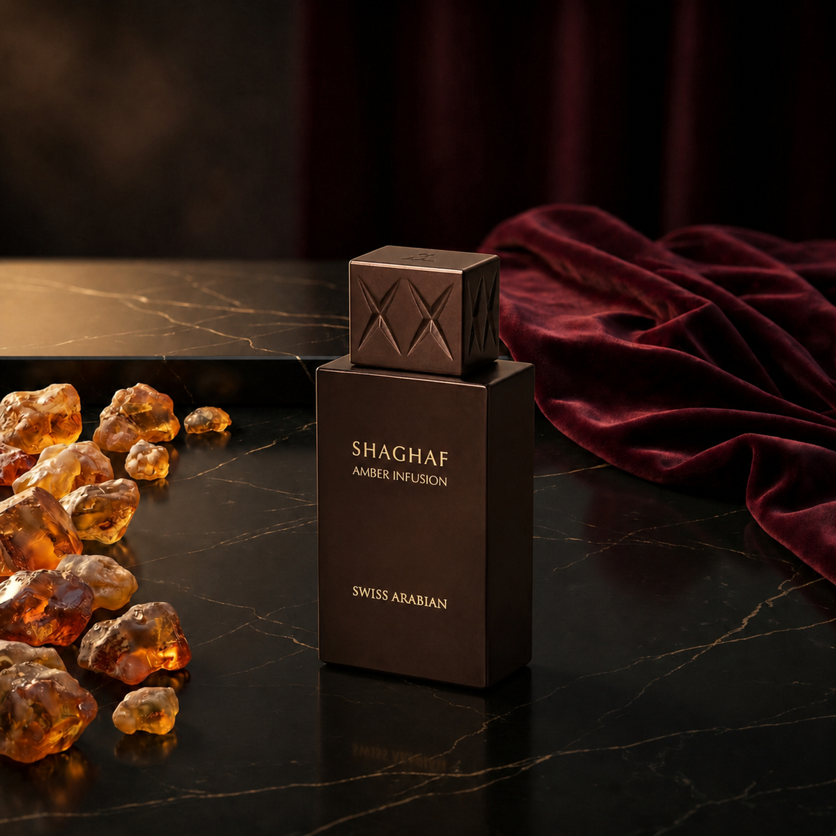 Shaghaf Amber Infusion — flacon de parfum sur fond Oriental Ambré