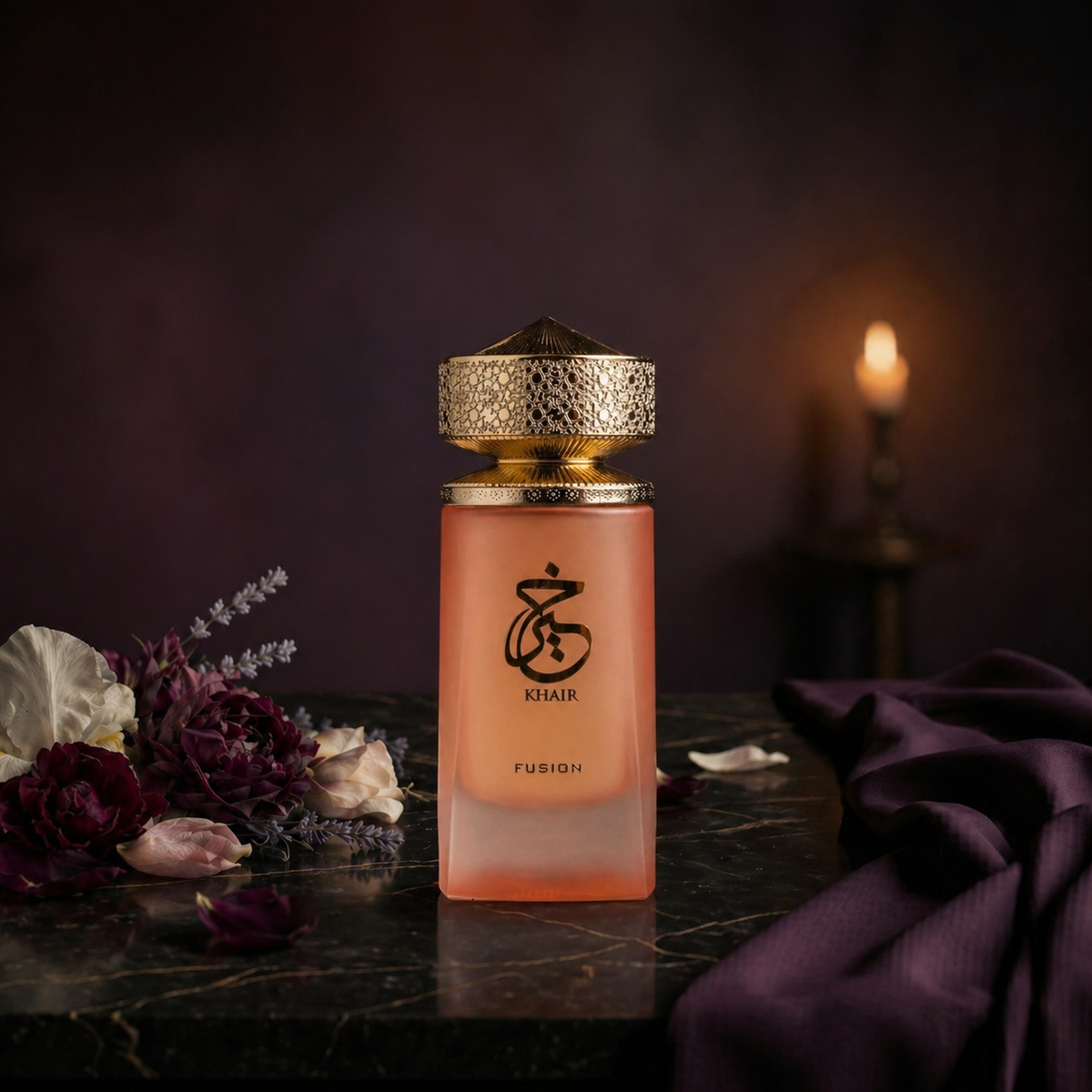 Khair Fusion — flacon de parfum sur fond Floral Poudré