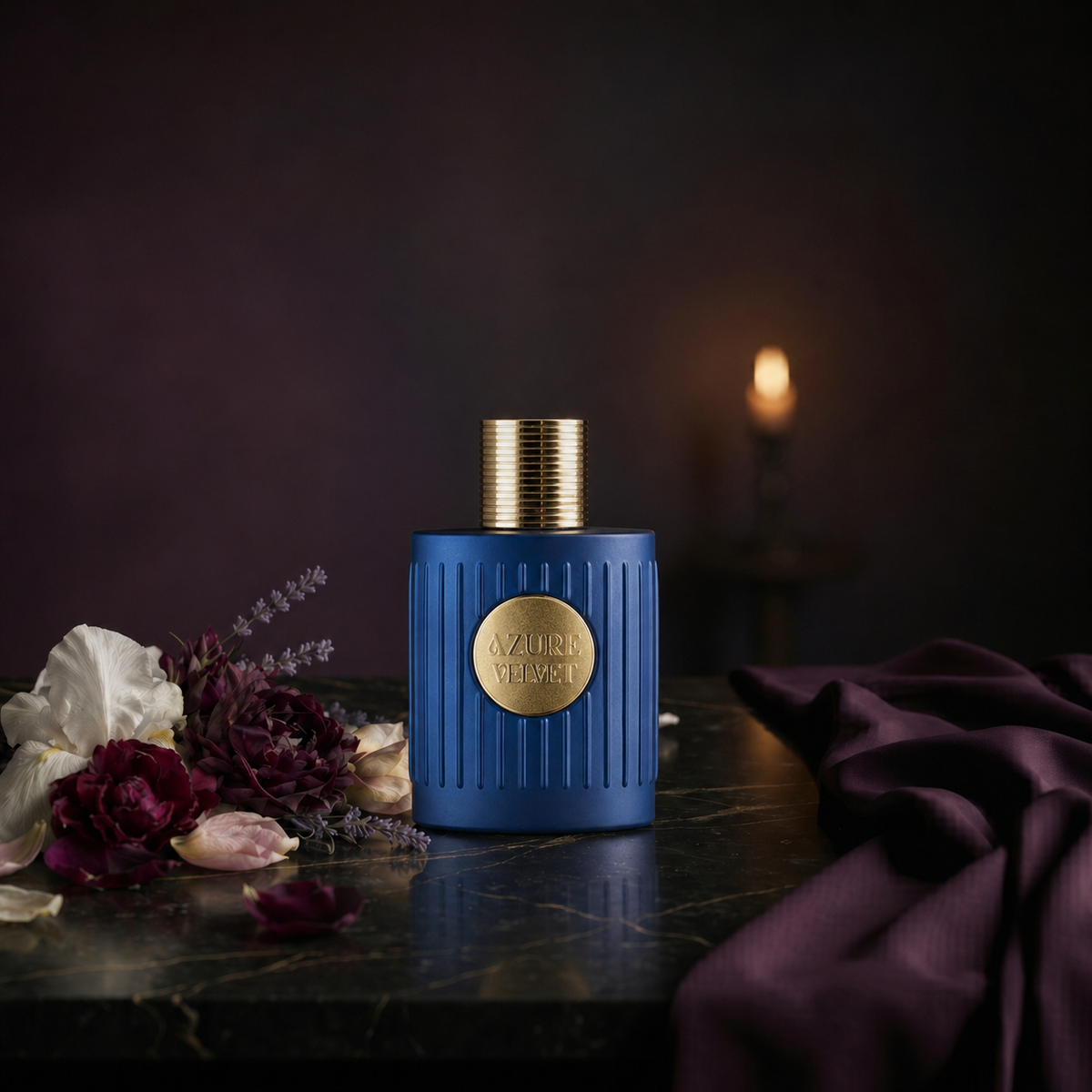 Azure Velvet — flacon de parfum sur fond Floral Poudré
