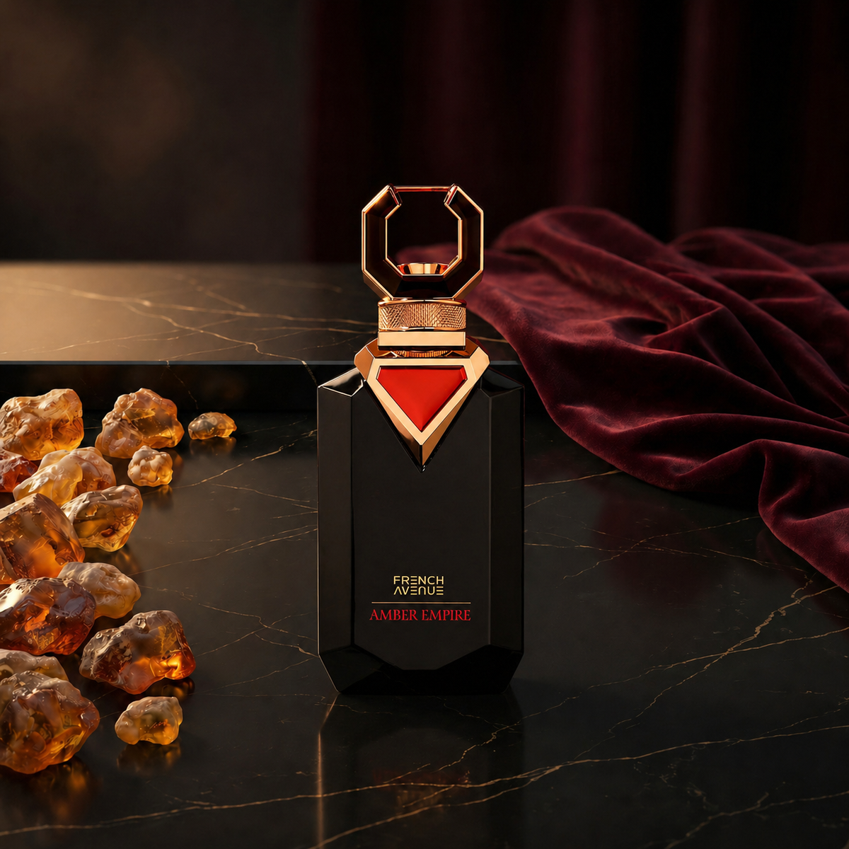 Amber Empire — flacon de parfum sur fond Oriental Ambré