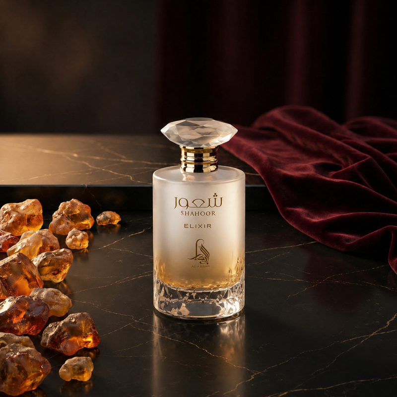 Shahoor Elixir — flacon de parfum sur fond Oriental Ambré