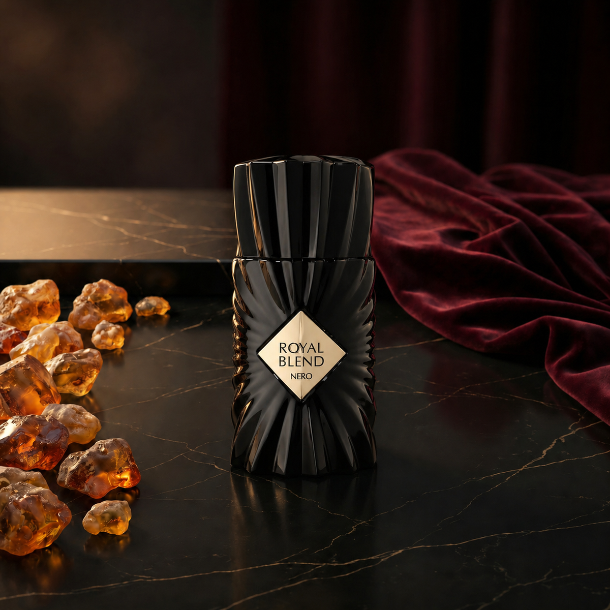Royal Blend Nero — flacon de parfum sur fond Oriental Ambré