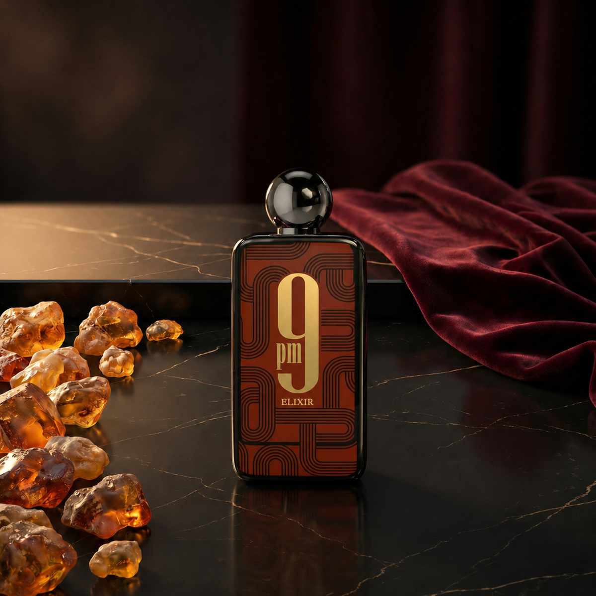 9pm Elixir — flacon de parfum sur fond Oriental Ambré