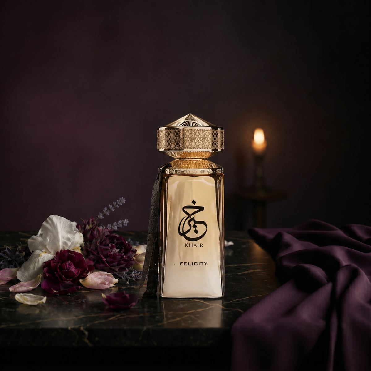 Khair Felicity — flacon de parfum sur fond Floral Poudré