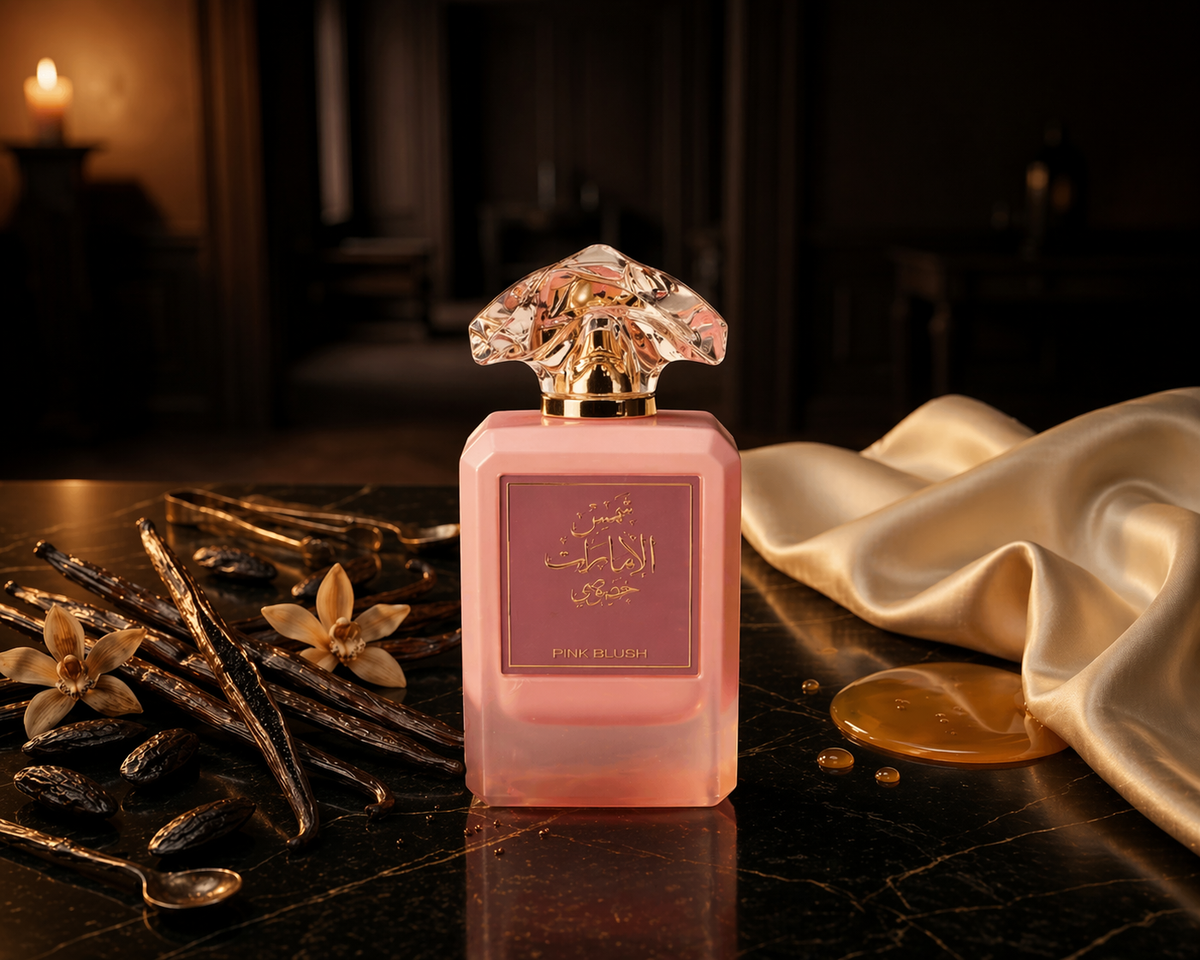 Pink Blush Shams Al Emarat Khususi — flacon de parfum sur fond Gourmand