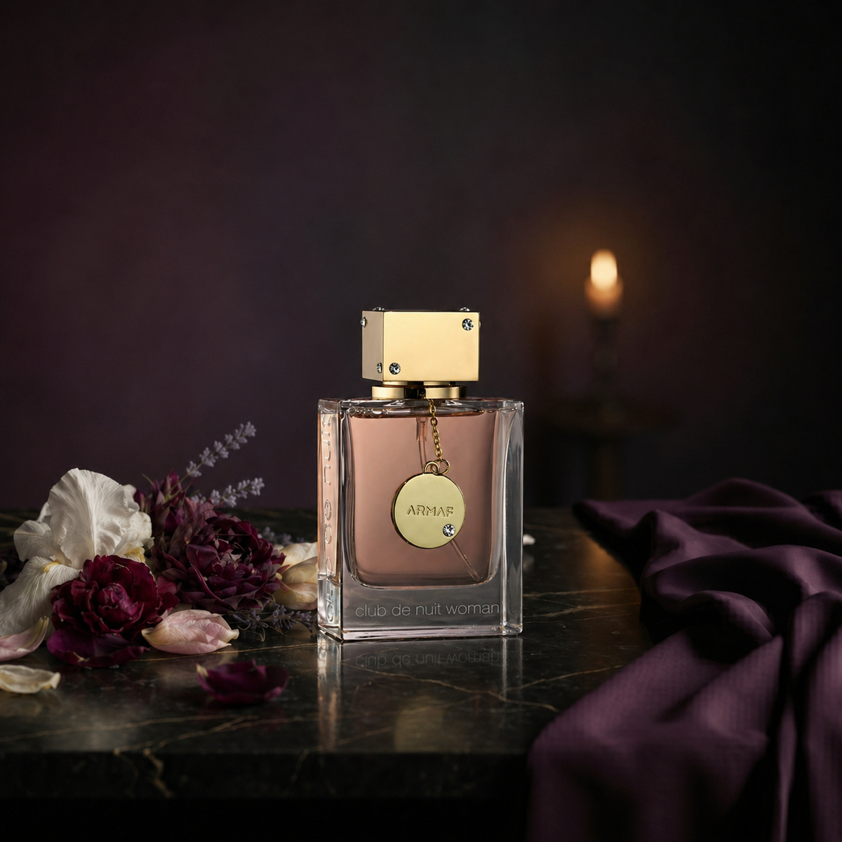 Club De Nuit Women — flacon de parfum sur fond Floral Poudré