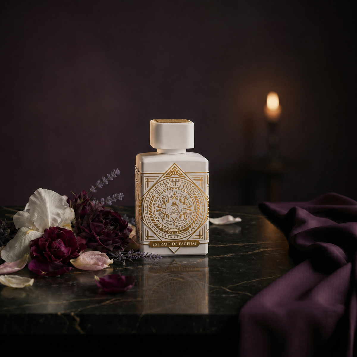 Glorious Oud Royal Blanc — flacon de parfum sur fond Floral Poudré