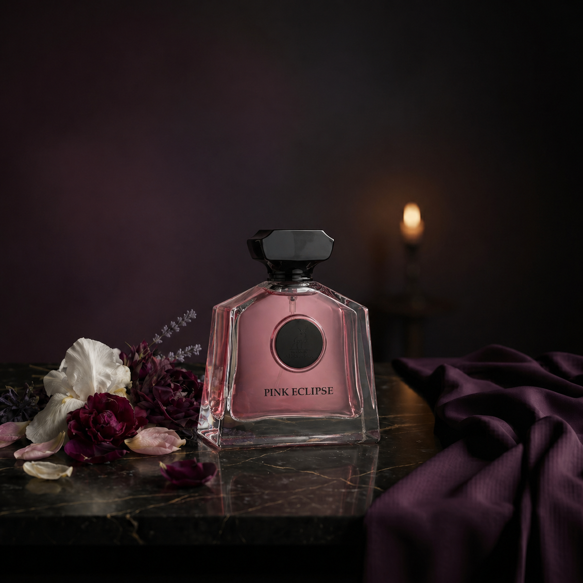 Pink Eclipse — flacon de parfum sur fond Floral Poudré