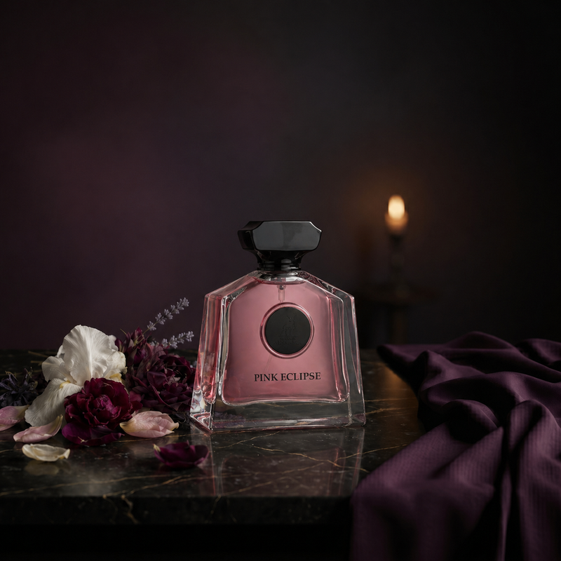 Pink Eclipse — flacon de parfum sur fond Floral Poudré
