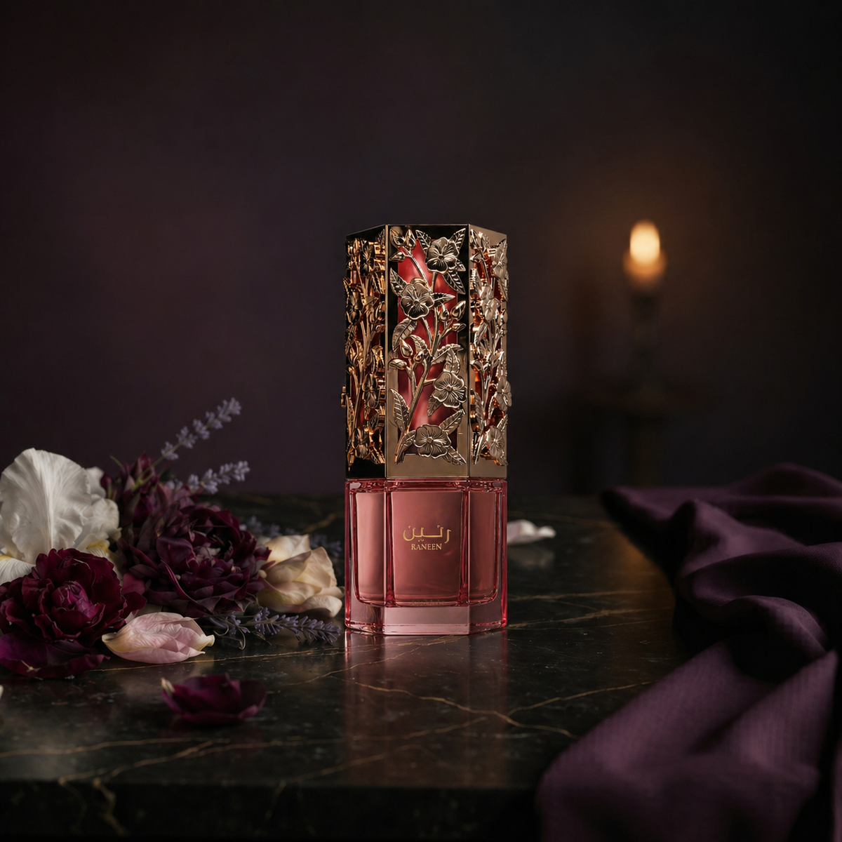 Raneen — flacon de parfum sur fond Floral Poudré